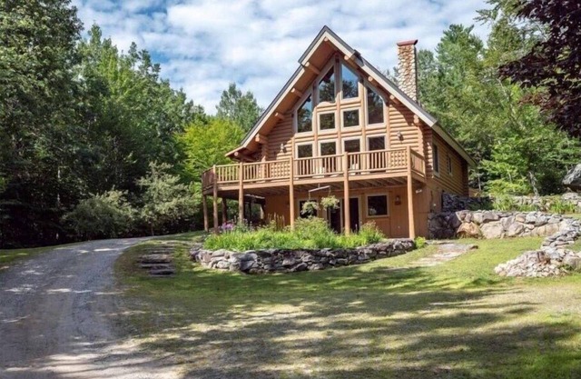 Abundant Light with Hot Tub, King Bed, and Wood stove-18 Minutes to Sunday River
