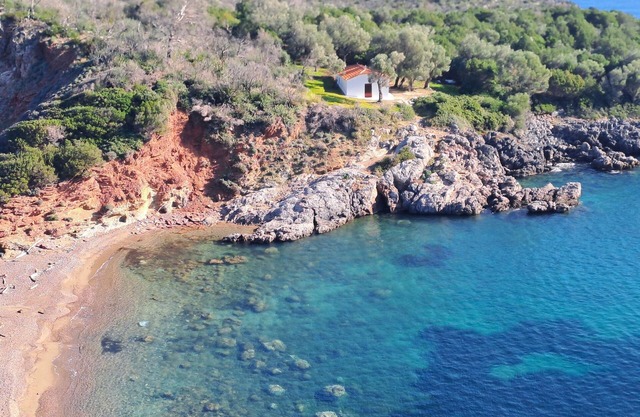 Accommodation in front of the beach with unlimited sea views.