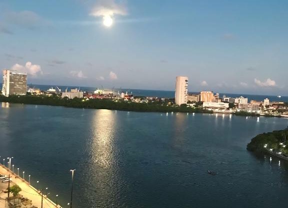 Aconchegante, ótima localização e vista para o mar