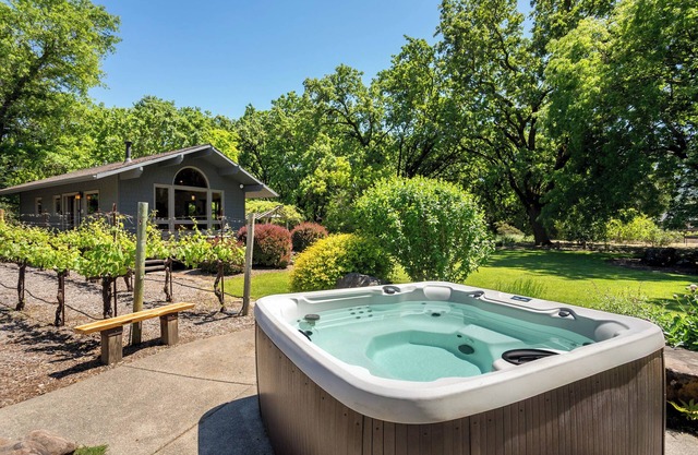 Acorn Cottage: Privacy on 4 Acres in Kenwood
