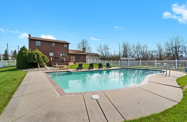 Acorn House - 3 bedroom home with an inground pool, hot tub and a gas fireplace!