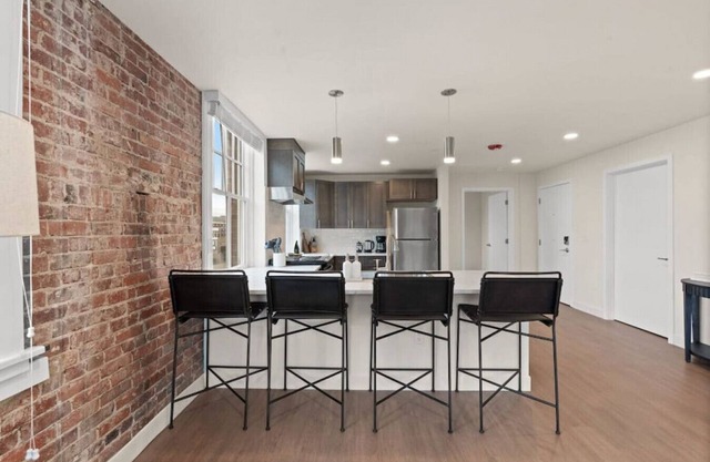 ADA Luxury Apartment with King Bed! J&K on Main