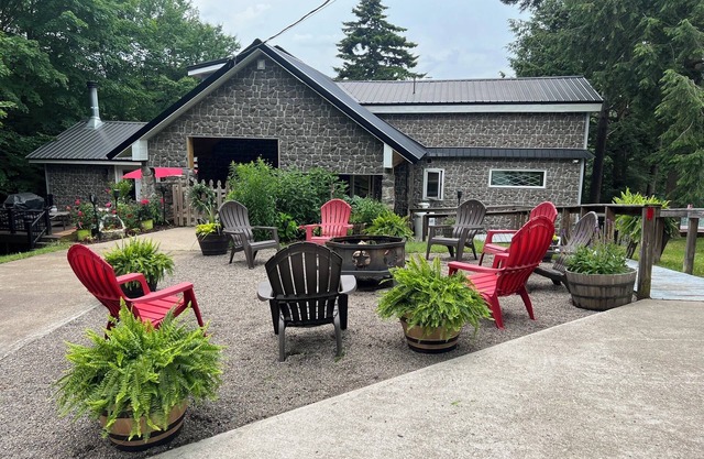 ADK Lakefront Lodge, free motorized raft in Aug/Sep! Weekly discounts & dogs ok.