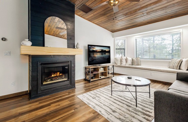 Adorable 1 BR Guest Suite w/Fireplace & Patio