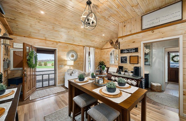 Adorable Cabin. Cozy & comfy. Coffee bar, firepit, horseshoes, hammock, grill