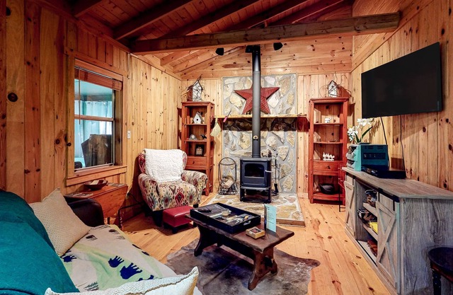 Adorable cabin w/ a private hot tub, screened porch, firepit, & forest views