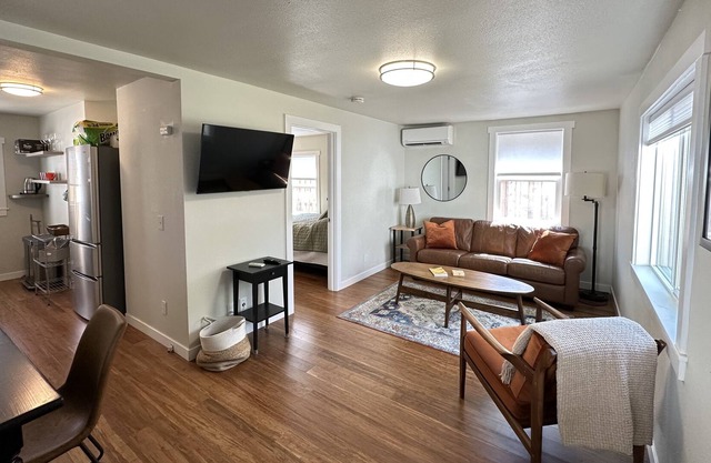 Adorable Cottage by the Park - Walk to Downtown Corvallis and O.S.U.