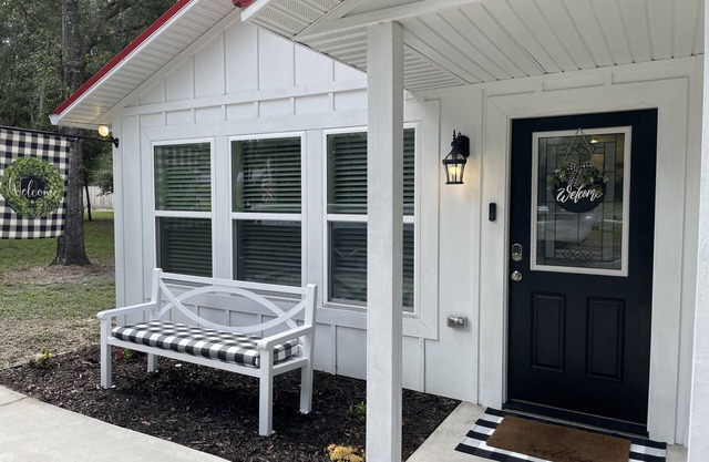 Adorable Cottage Next To Rainbow River & Blue Run!