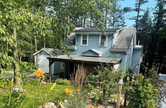 Adorable Cottage on the Lake