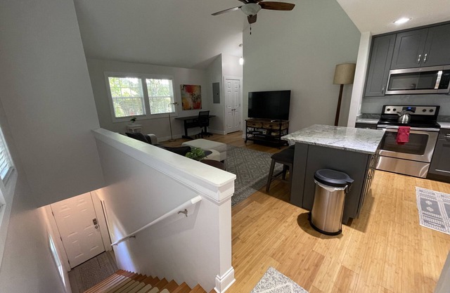 Adorable guest house with private backyard in Mount Pleasantnn
