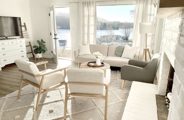 Adorable Lake House with Amazing Views