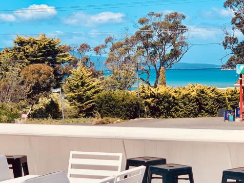 Adorable Studio next to cafe, walk to beach!
