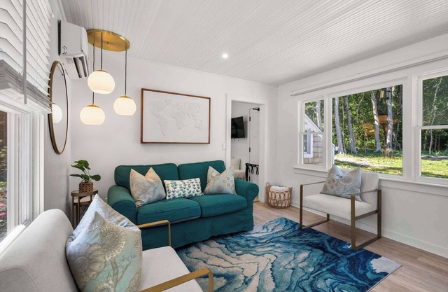 Adorable Updated Cottage, Walk to Water!