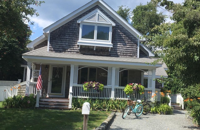 Adorable, Warm & Hospitable Cottage, easy walk to Kelly beach & oh so charming!