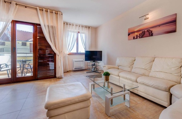 Adria Port 3BD Apartment with Pool and Sea View
