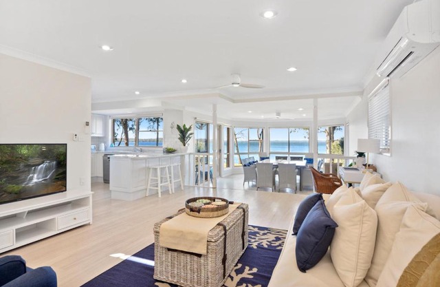 Adrift Retreat - St Georges Basin Waterfront Home