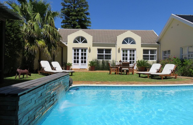 ADULT ONLY Retreat with quiet garden and pool and solar powered electricity 24/7