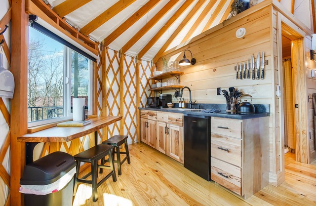 Adventure Abode YURT | Wheelchair Ramp, HOT TUB + Views!