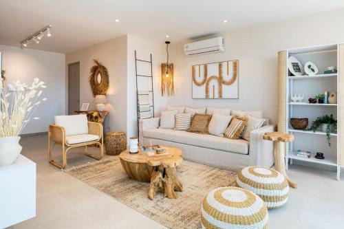 Aelia - Chic 2-BR Apartment & Balcony in Larnaca