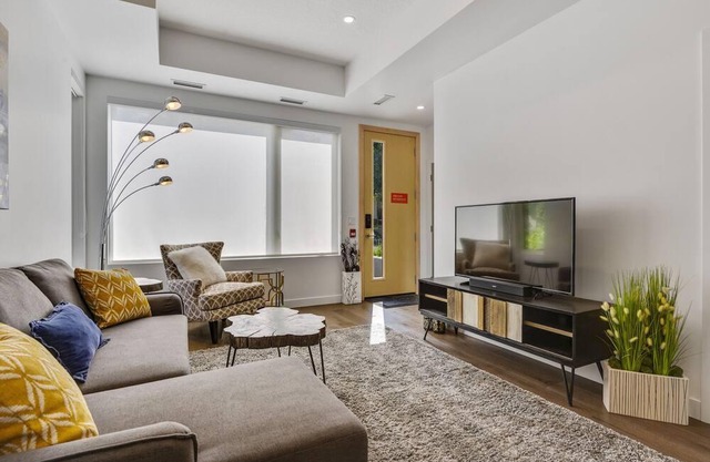 Affluent Townhouse MINUTES From Downtown, Free Parking