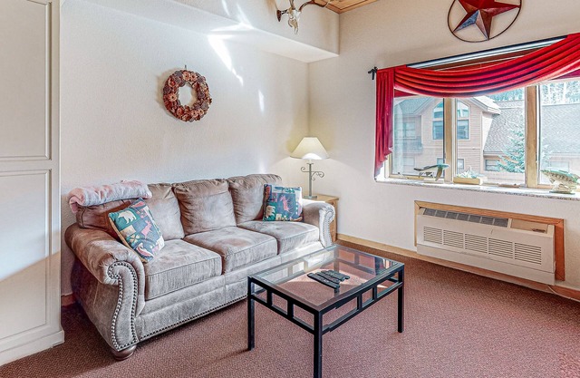 Affordable condo w/mountain views plus a shared pool & hot tub