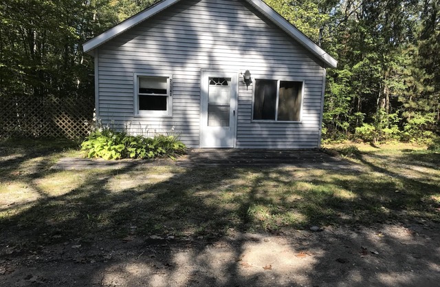 Affordable Cottage Steps Away From Lake Avalon