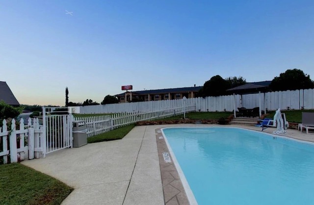 Affordable Inn Decatur Double Queen Room, Enjoy Complimentary Breakfast, 2 Units