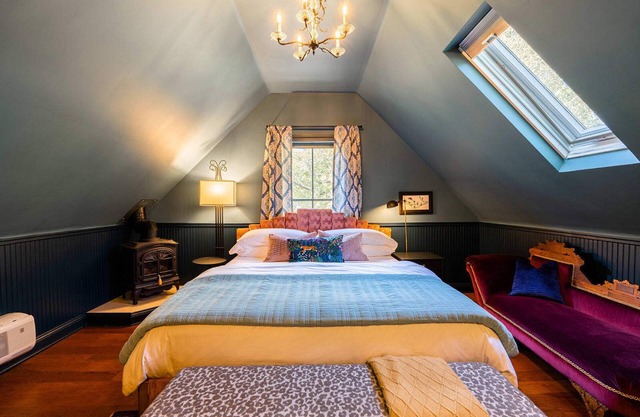 Affordable Luxury- One block to Downtown