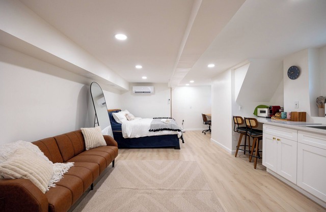 Affordable NYC Luxury: Warm & Inviting Stay, Walk to Riverside Views