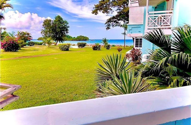 African 1 bedroom Ocean View Steps away from the beach