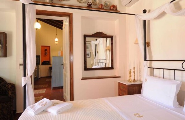 Agapi, A Beautiful small apartment with big veranda, perfect for a couple