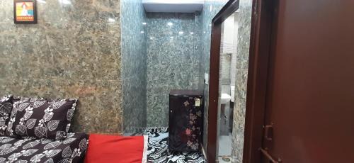 Aggarwal independent apartments fully ac with private kitchen for self cooking having all utensils and Fridge and washroom along with all facilities of your sweet home, high speed wifi, fridge , smart tv , work desk