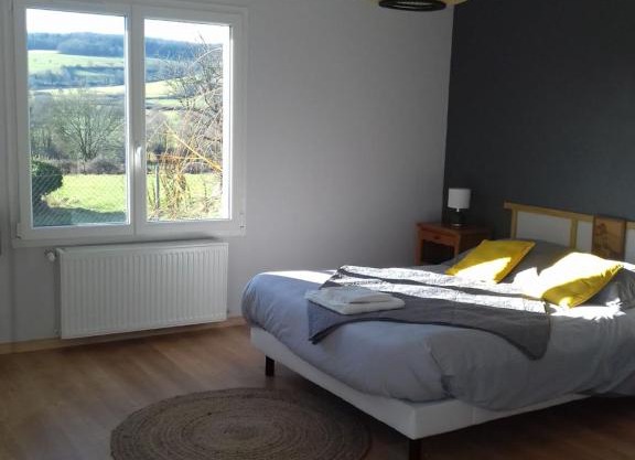 Agréable chambre meublée, vue sur la vallée de l'Auxois