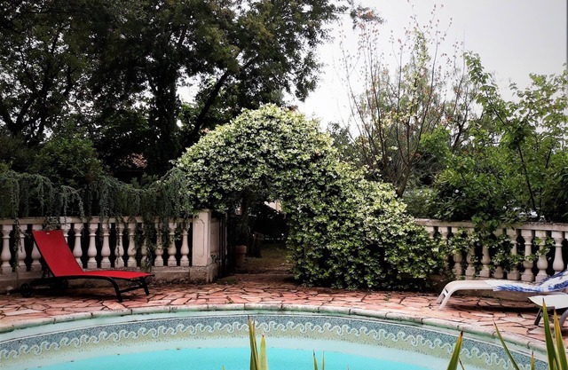 Agréable Studio Dans Jardin Paysager Avec Piscine et Grande Cuisine D'été