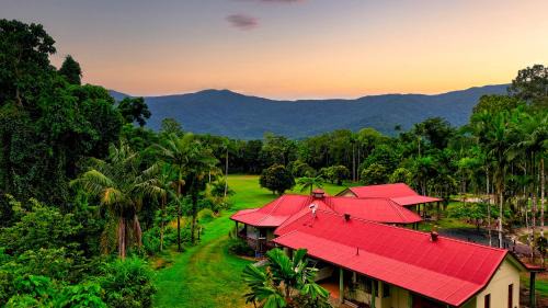 Ahana Hillside - Scenic Stay Near Cairns