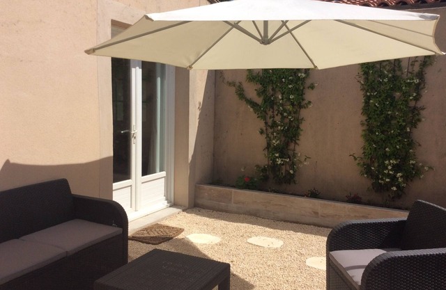 Air-conditioned studio with charming little garden in Villeneuve les Avignon