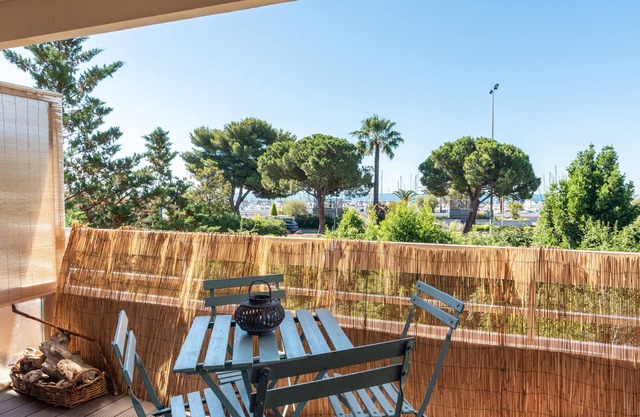Air-conditioned apartment facing the port of Saint Laurent with 2 bedrooms