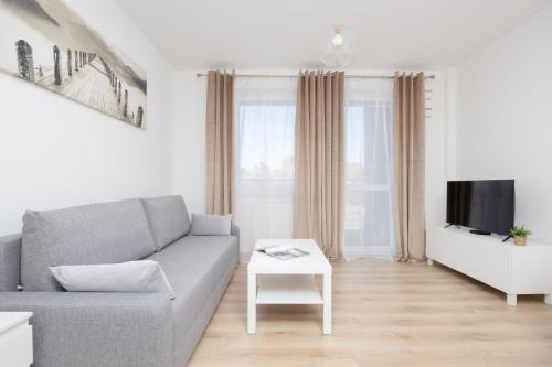 Air Conditioned Apartment in Warsaw with Parking, Desk and Balcony by Noclegi Renters