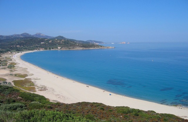 Air-conditioned DUPLEX, ideally located for exploring Corsica, beach 200 m