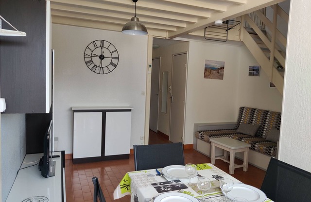 Air-conditioned apartment. Close to shops and sea. Parking. Rated Atout France 1*.