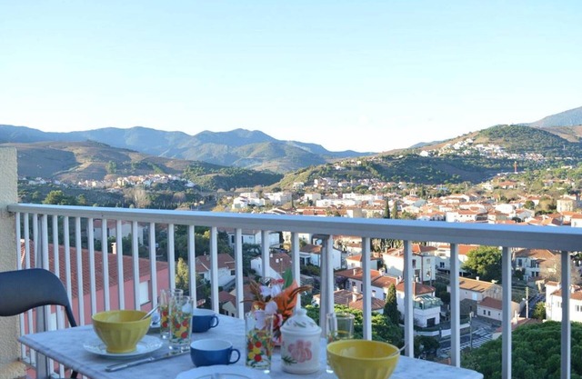 Air-conditioned studio cabin for 4, near beach, parking