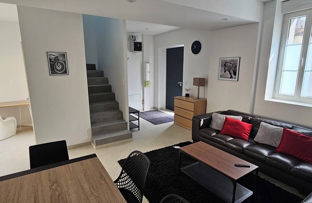 Air-conditioned house in the center of town on a quiet street close to all amenities.