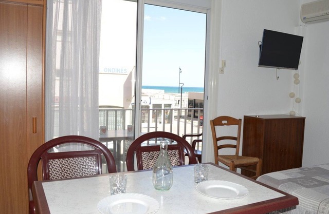 Air-conditioned studio with balcony and parking, steps from the beach