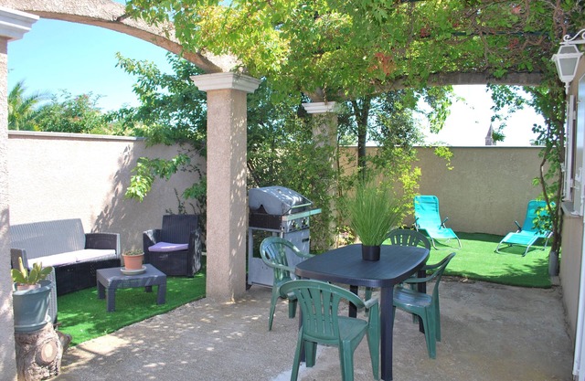 air-conditioned studio with private pool access