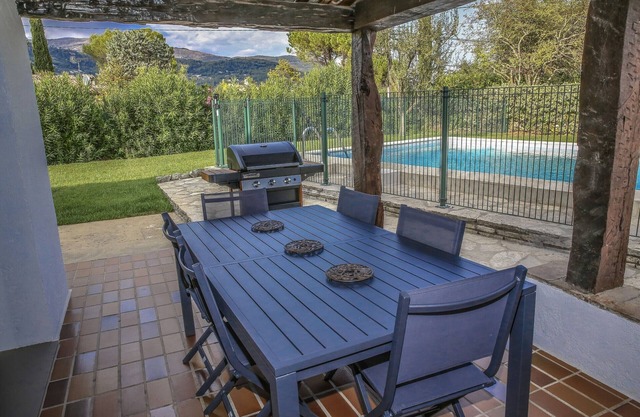 Air-conditioned villa with swimming pool in quiet residential area. Garden with trees.
