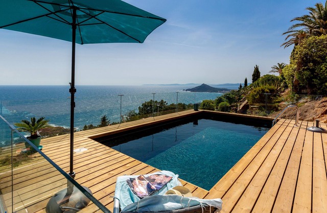 Air-conditioned Villa Agay with 180° sea view and private heated pool