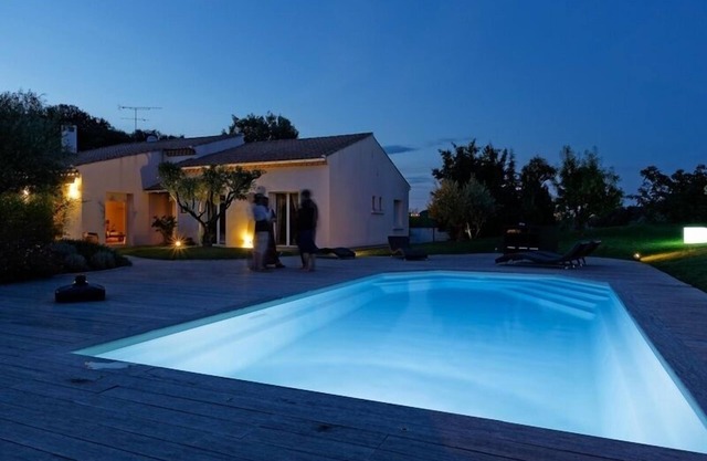 AIR-CONDITIONED VILLA WITH JACUZZI AND SWIMMING POOL 4000 M2 GARDEN NOT OVERLOOKED