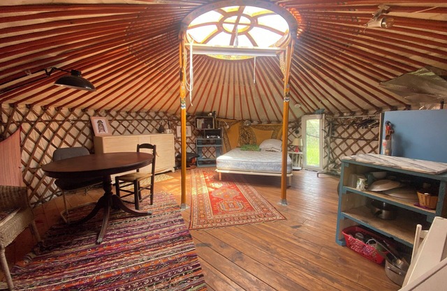 Air-conditioned yurt, near a silkworm nursery amid 8 hectares of wild thyme