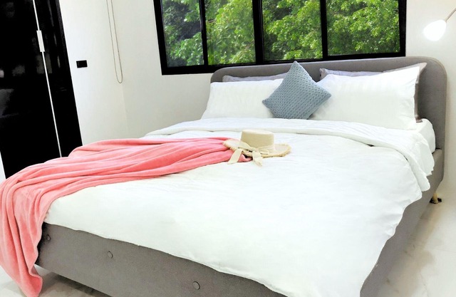 Airport Pick-up, Spacious Private Suite 2 King Beds, 2 en-suite bathrooms,