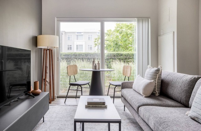 Airy Cambridgeport 1BR w/W/D & Gym, near Boston U & MIT, by Blueground